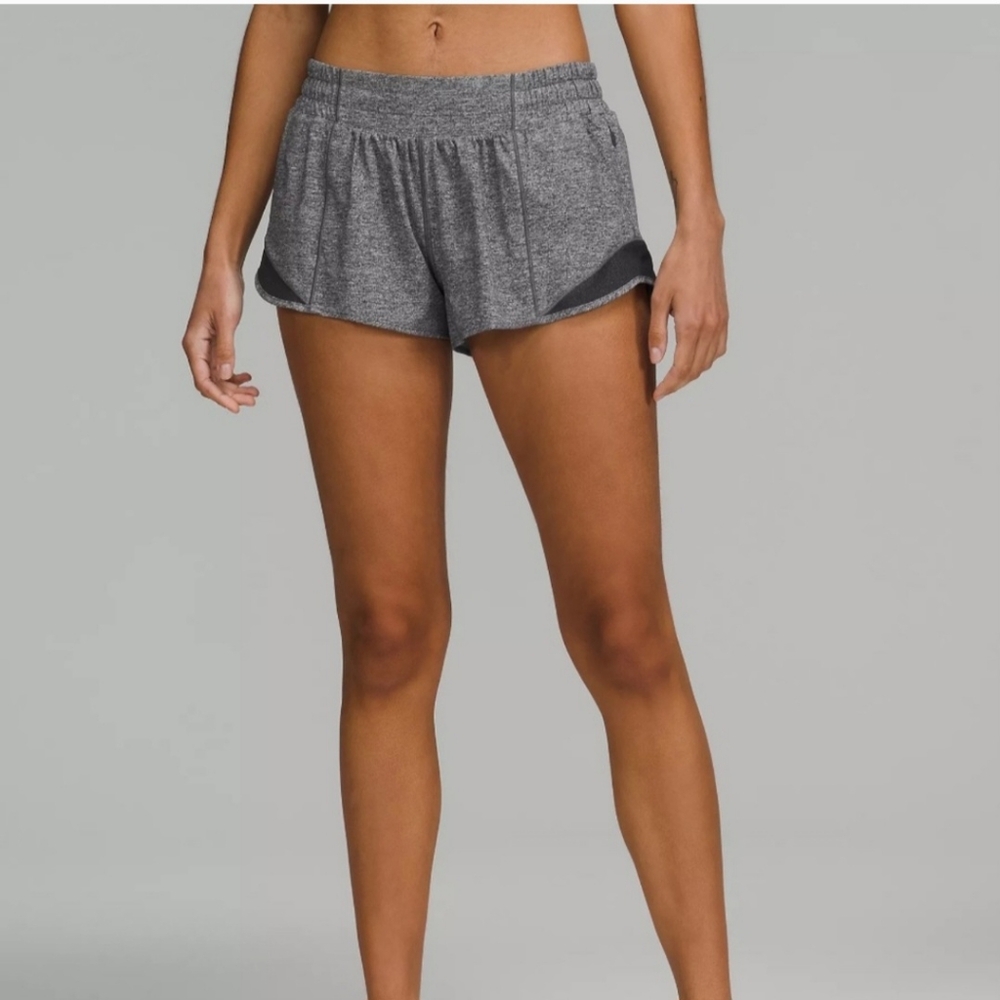 Lululemon Hotty Hot Low rise 2.5" shorts